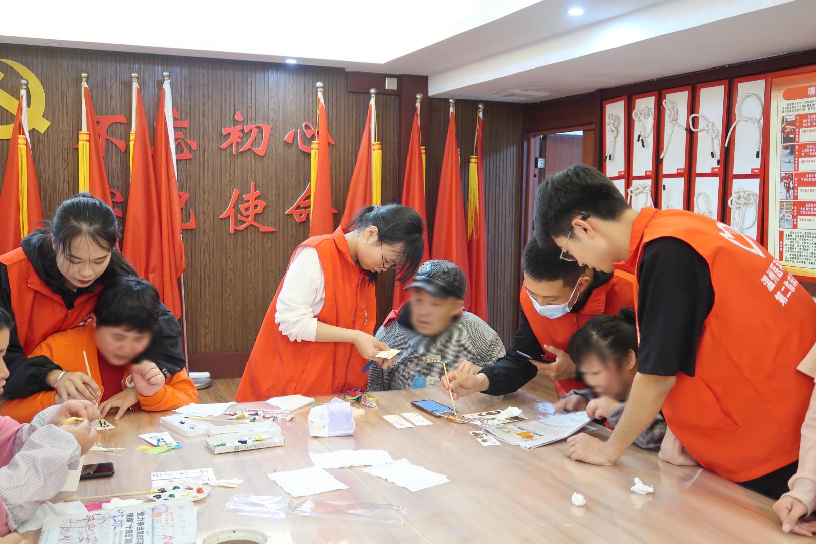 ① 芳園居民們制作書簽，志愿者們從旁幫助.jpg