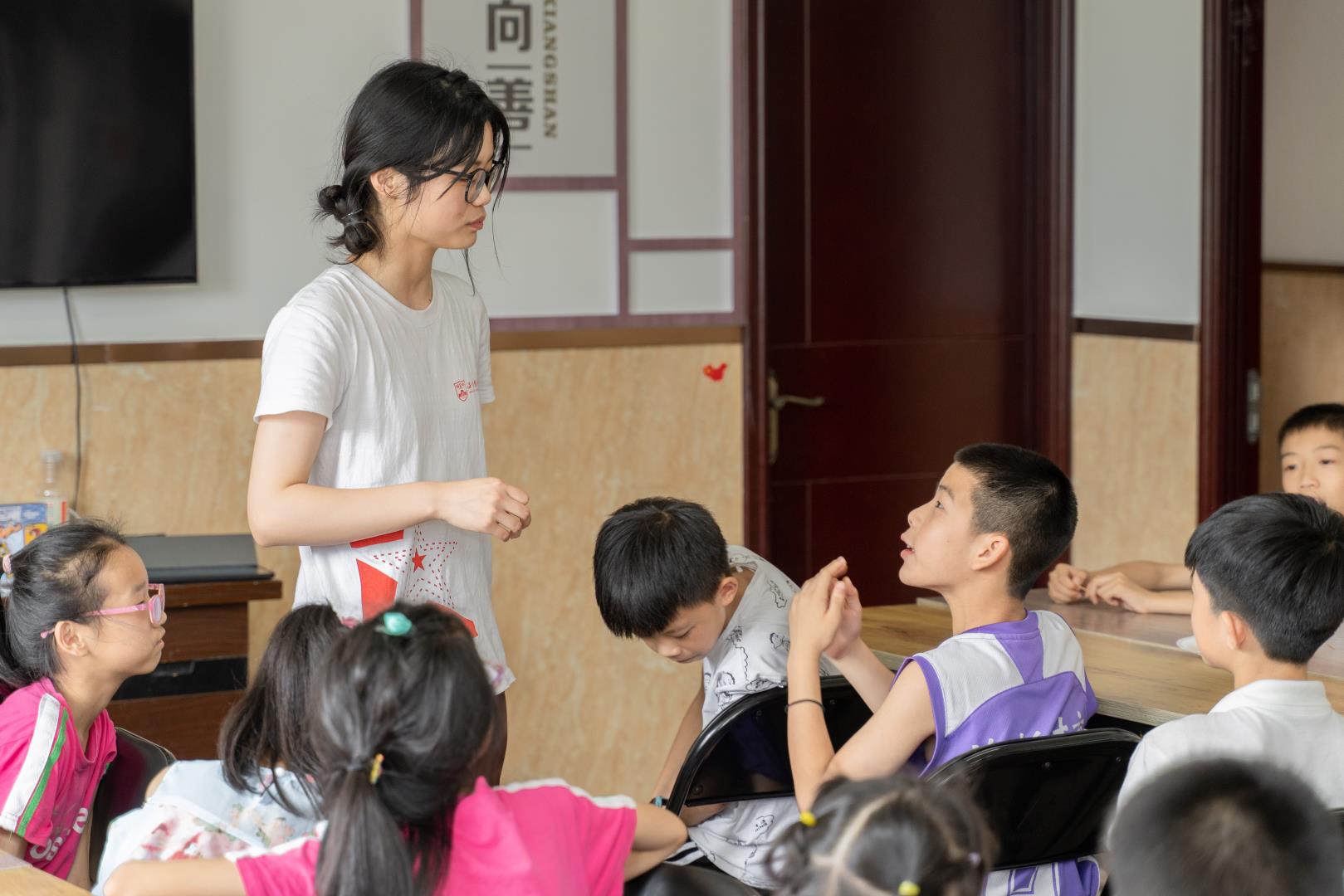 實踐隊員進(jìn)行健康膳食科普.jpg