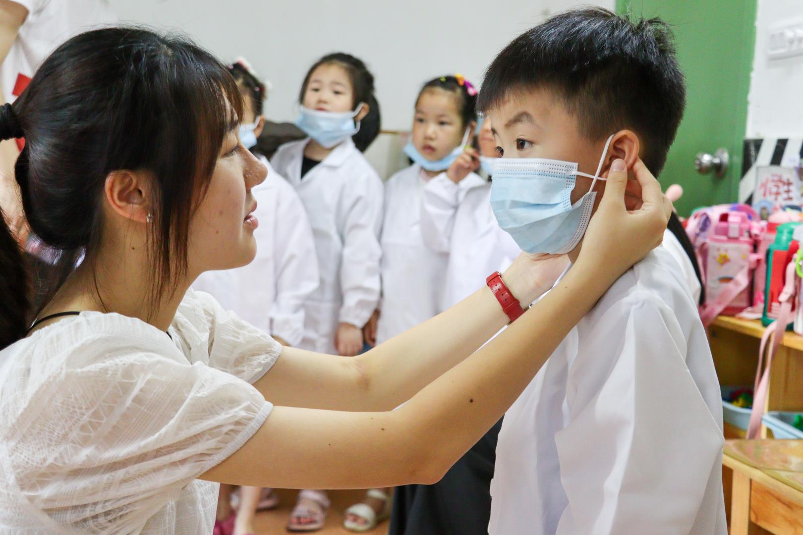 實踐隊員為小朋友戴好口罩.jpg
