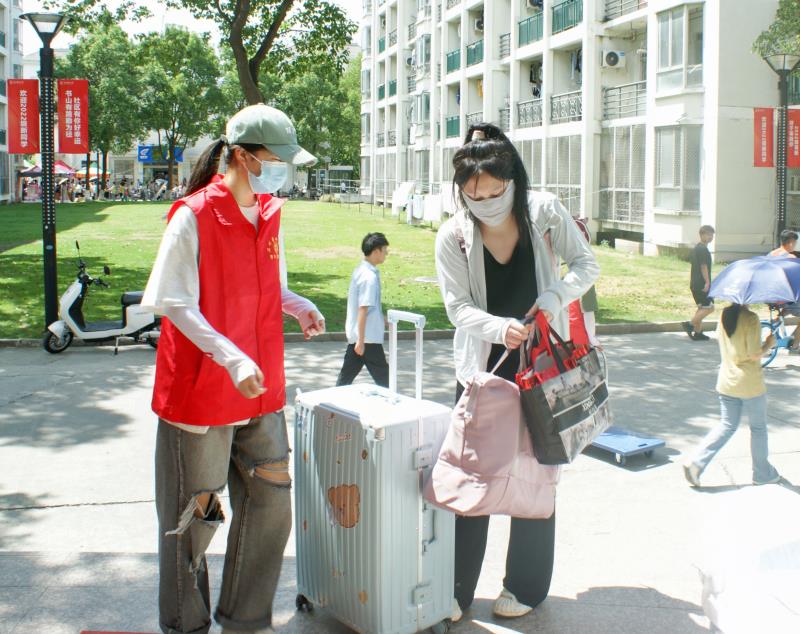 志愿者準(zhǔn)備接過行李.jpg