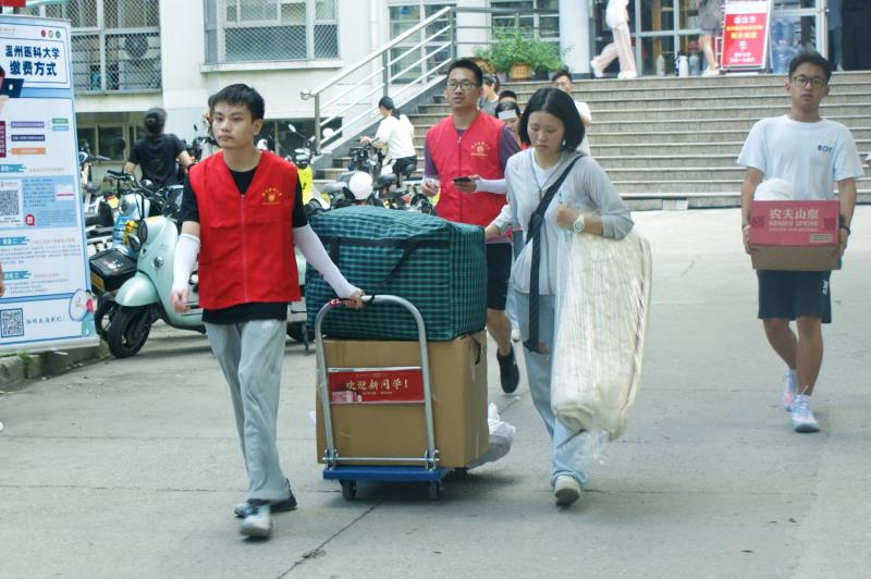 志愿者搬運行李.jpg