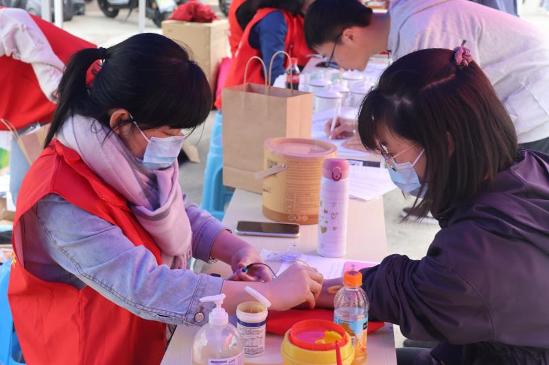 入庫同學(xué)抽血中1.jpg